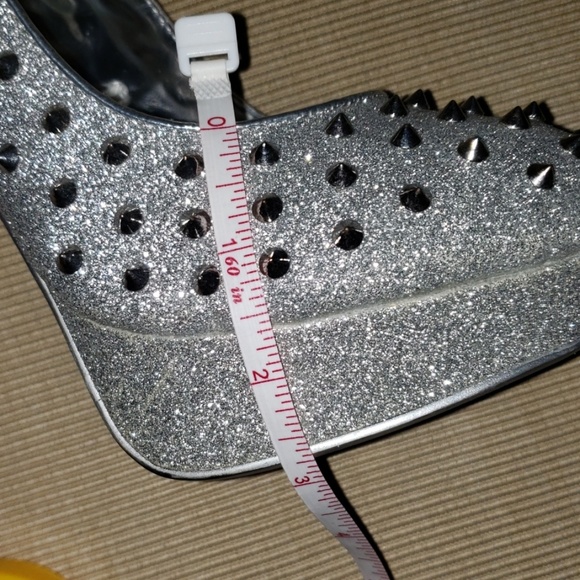 Spiked heels - Picture 5 of 6